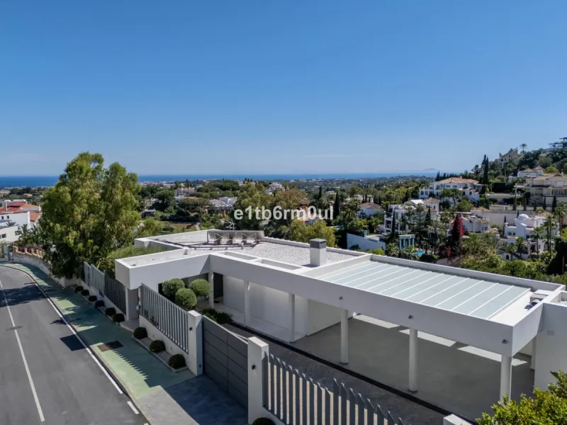 Exquisite Contemporary Five-Bedroom Villa with Panoramic Platform Setting in the heart of La Quinta, Benahavís. Surrounded by top-tier golf courses and just minutes from Puerto Banús, Marbella, and pristine beaches, this home delivers the ultimate Costa d