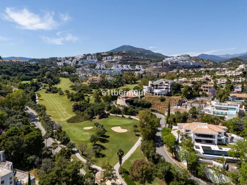 Exquisite Contemporary Five-Bedroom Villa with Panoramic Platform Setting in the heart of La Quinta, Benahavís. Surrounded by top-tier golf courses and just minutes from Puerto Banús, Marbella, and pristine beaches, this home delivers the ultimate Costa d