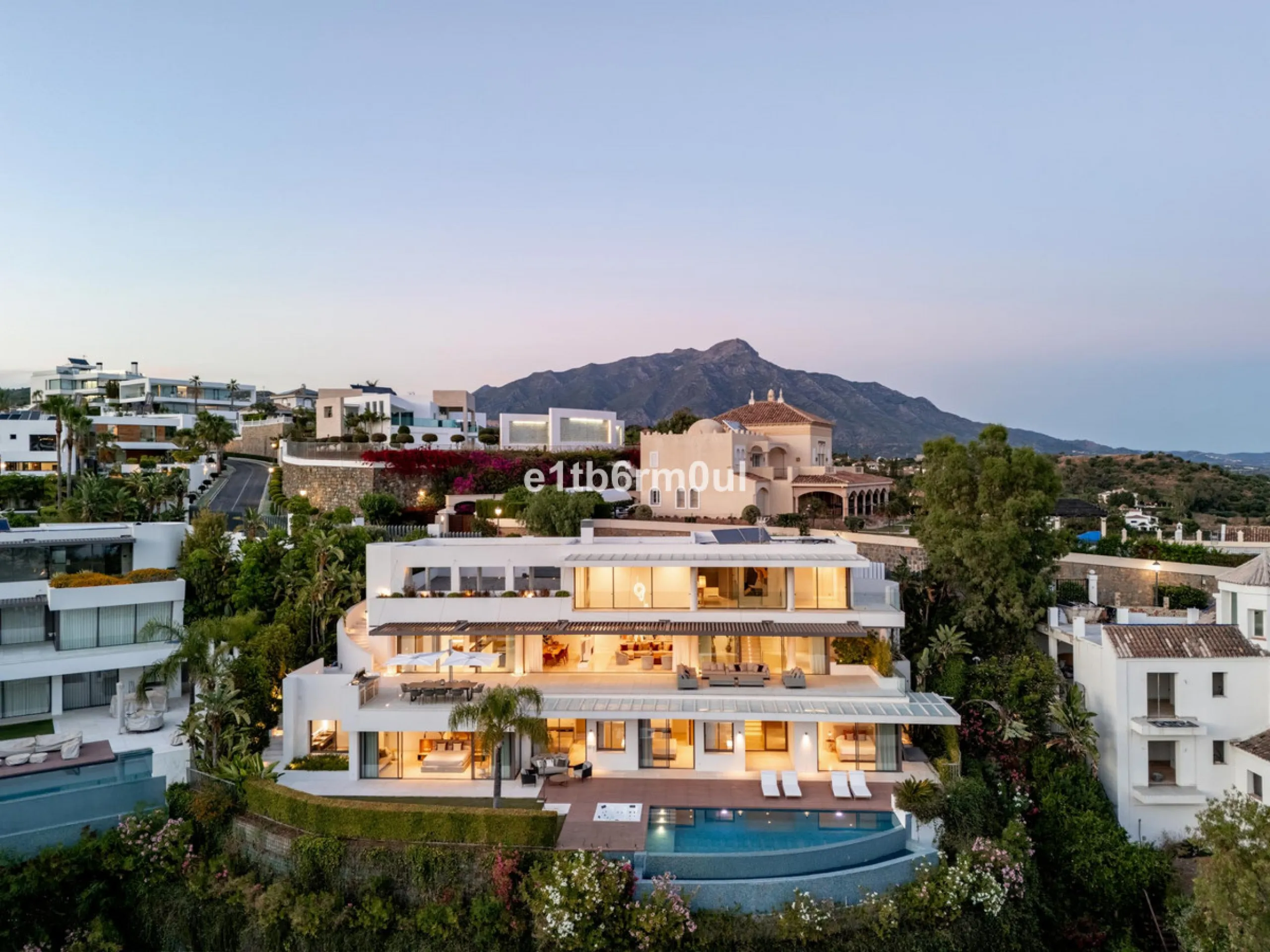 Exquisite Contemporary Five-Bedroom Villa with Panoramic Platform Setting in the heart of La Quinta, Benahavís. Surrounded by top-tier golf courses and just minutes from Puerto Banús, Marbella, and pristine beaches, this home delivers the ultimate Costa d