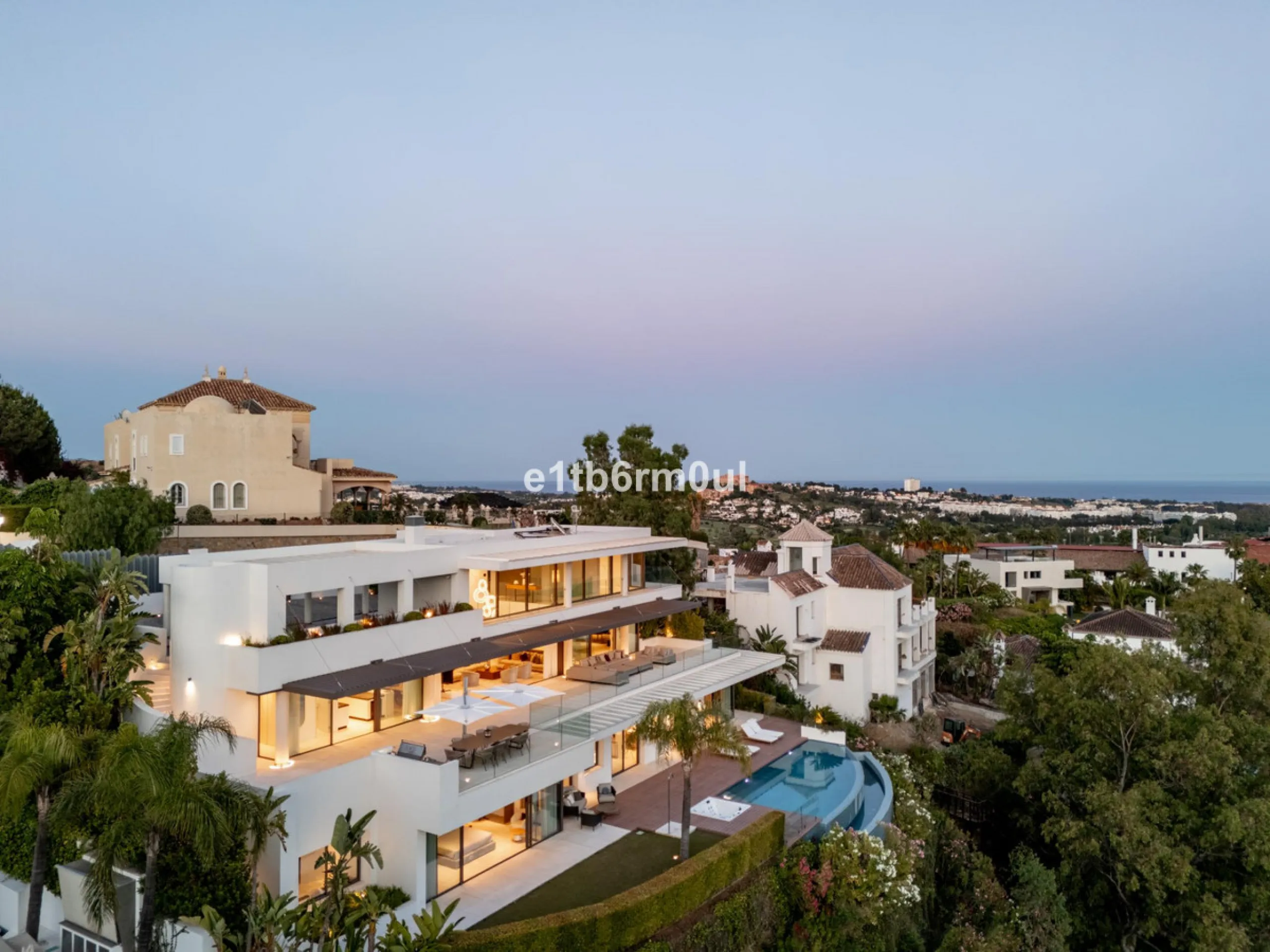 Exquisite Contemporary Five-Bedroom Villa with Panoramic Platform Setting in the heart of La Quinta, Benahavís. Surrounded by top-tier golf courses and just minutes from Puerto Banús, Marbella, and pristine beaches, this home delivers the ultimate Costa d