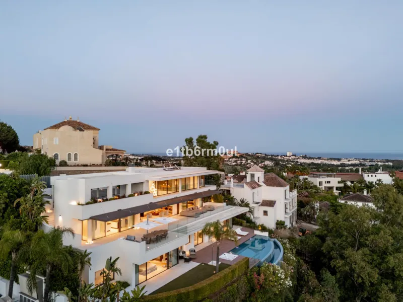 Exquisite Contemporary Five-Bedroom Villa with Panoramic Platform Setting in the heart of La Quinta, Benahavís. Surrounded by top-tier golf courses and just minutes from Puerto Banús, Marbella, and pristine beaches, this home delivers the ultimate Costa d