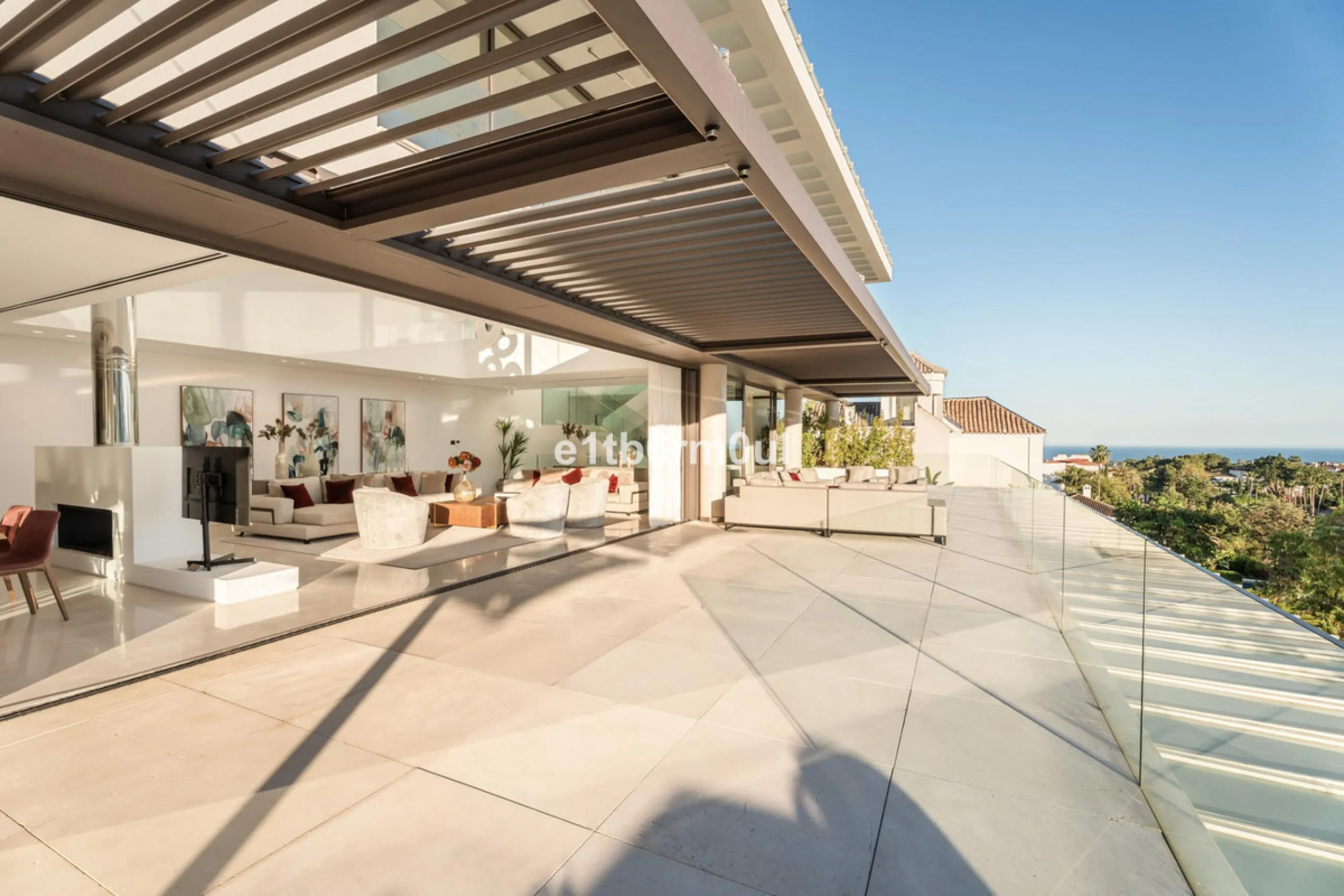 Exquisite Contemporary Five-Bedroom Villa with Panoramic Platform Setting in the heart of La Quinta, Benahavís. Surrounded by top-tier golf courses and just minutes from Puerto Banús, Marbella, and pristine beaches, this home delivers the ultimate Costa d