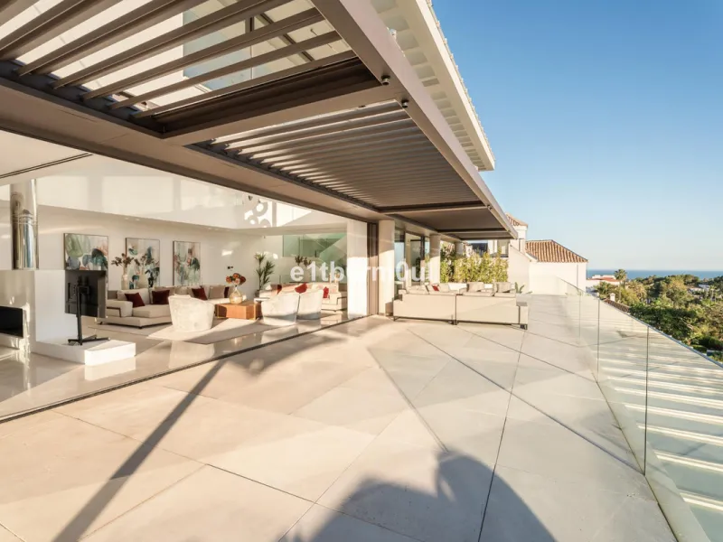 Exquisite Contemporary Five-Bedroom Villa with Panoramic Platform Setting in the heart of La Quinta, Benahavís. Surrounded by top-tier golf courses and just minutes from Puerto Banús, Marbella, and pristine beaches, this home delivers the ultimate Costa d