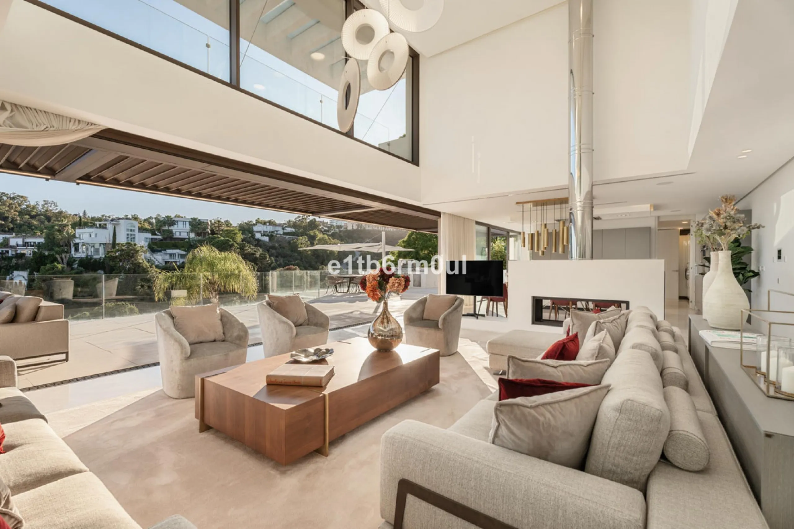 Exquisite Contemporary Five-Bedroom Villa with Panoramic Platform Setting in the heart of La Quinta, Benahavís. Surrounded by top-tier golf courses and just minutes from Puerto Banús, Marbella, and pristine beaches, this home delivers the ultimate Costa d