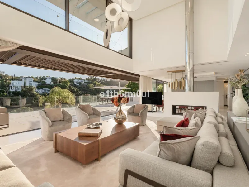 Exquisite Contemporary Five-Bedroom Villa with Panoramic Platform Setting in the heart of La Quinta, Benahavís. Surrounded by top-tier golf courses and just minutes from Puerto Banús, Marbella, and pristine beaches, this home delivers the ultimate Costa d