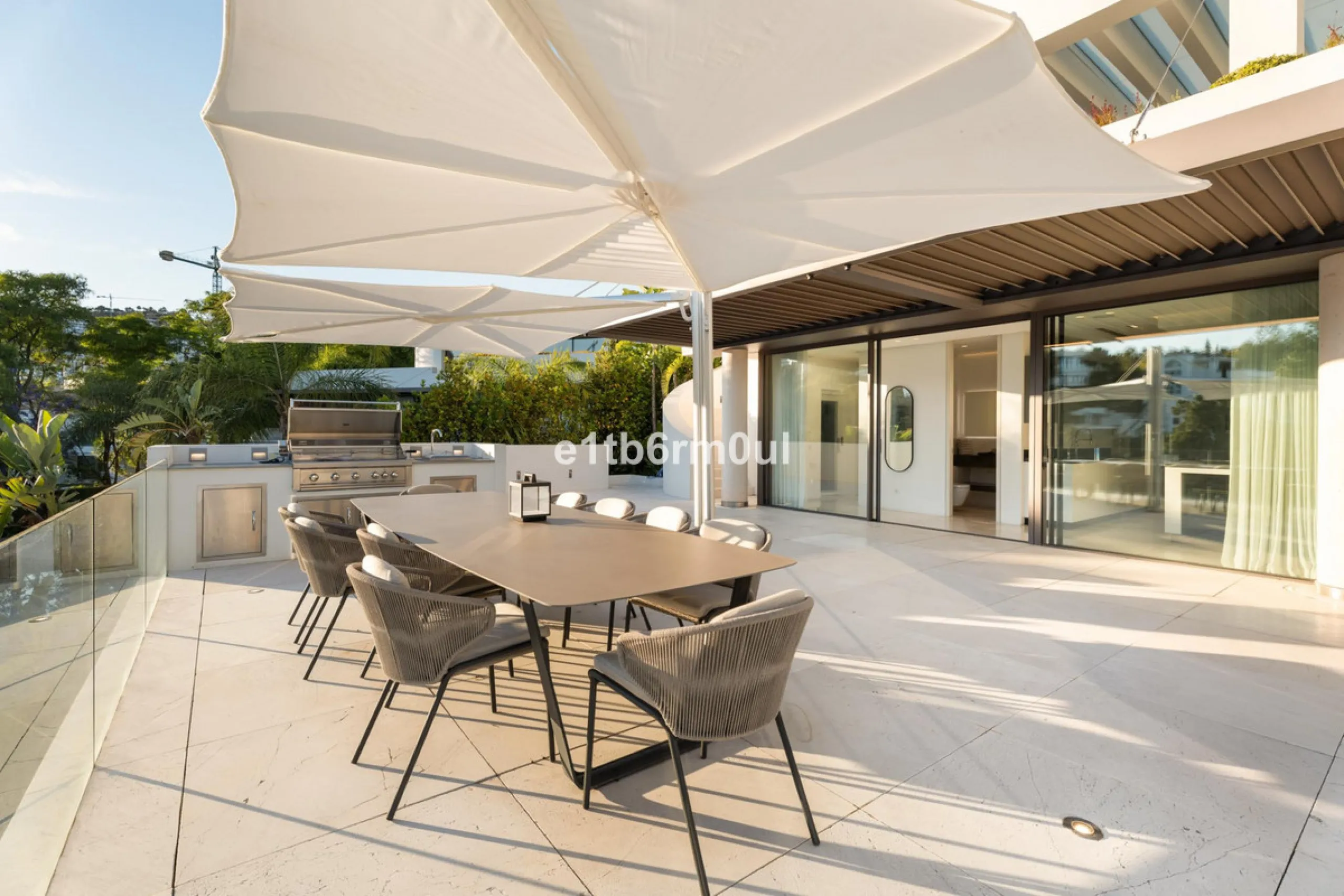 Exquisite Contemporary Five-Bedroom Villa with Panoramic Platform Setting in the heart of La Quinta, Benahavís. Surrounded by top-tier golf courses and just minutes from Puerto Banús, Marbella, and pristine beaches, this home delivers the ultimate Costa d
