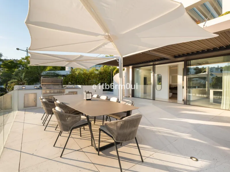 Exquisite Contemporary Five-Bedroom Villa with Panoramic Platform Setting in the heart of La Quinta, Benahavís. Surrounded by top-tier golf courses and just minutes from Puerto Banús, Marbella, and pristine beaches, this home delivers the ultimate Costa d