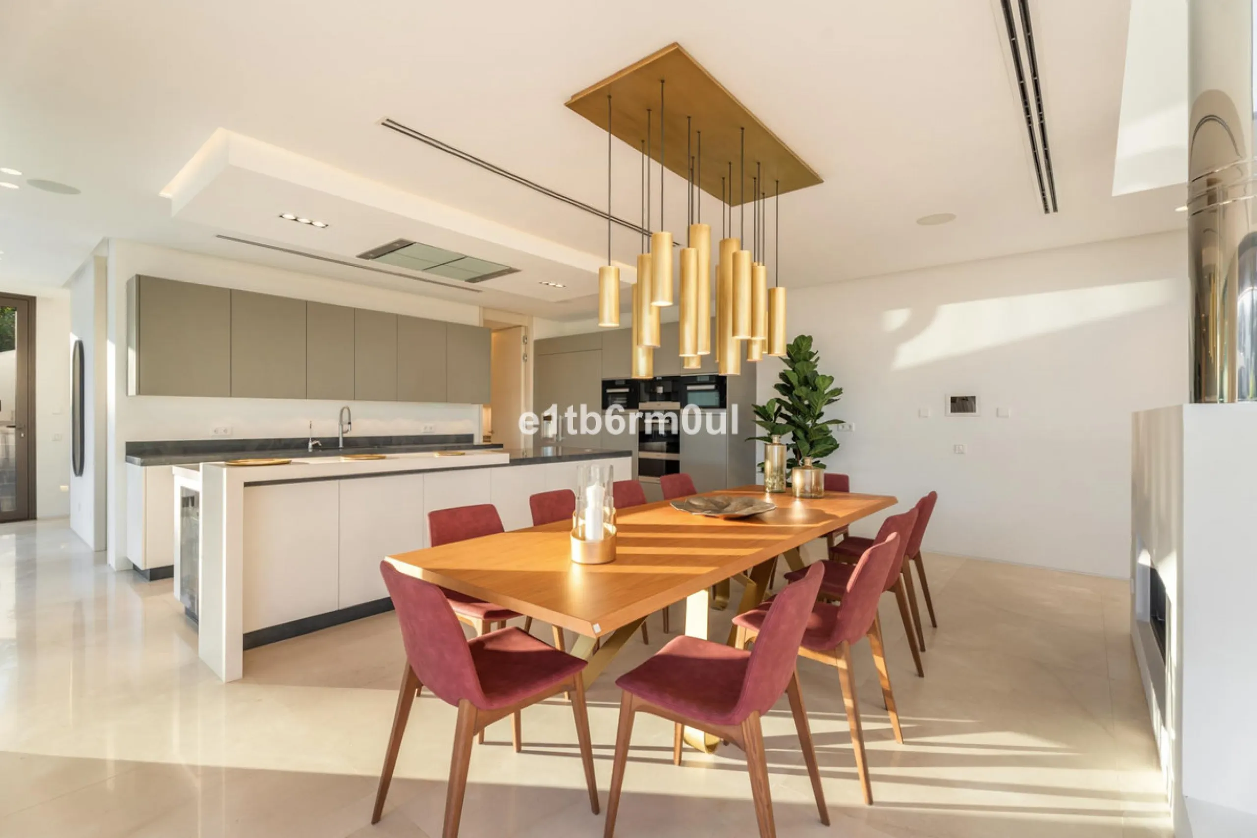 Exquisite Contemporary Five-Bedroom Villa with Panoramic Platform Setting in the heart of La Quinta, Benahavís. Surrounded by top-tier golf courses and just minutes from Puerto Banús, Marbella, and pristine beaches, this home delivers the ultimate Costa d