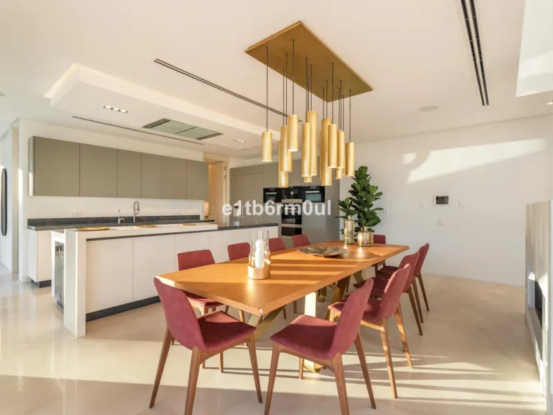 Exquisite Contemporary Five-Bedroom Villa with Panoramic Platform Setting in the heart of La Quinta, Benahavís. Surrounded by top-tier golf courses and just minutes from Puerto Banús, Marbella, and pristine beaches, this home delivers the ultimate Costa d