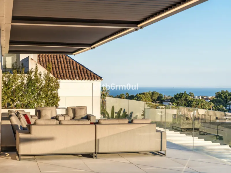 Exquisite Contemporary Five-Bedroom Villa with Panoramic Platform Setting in the heart of La Quinta, Benahavís. Surrounded by top-tier golf courses and just minutes from Puerto Banús, Marbella, and pristine beaches, this home delivers the ultimate Costa d