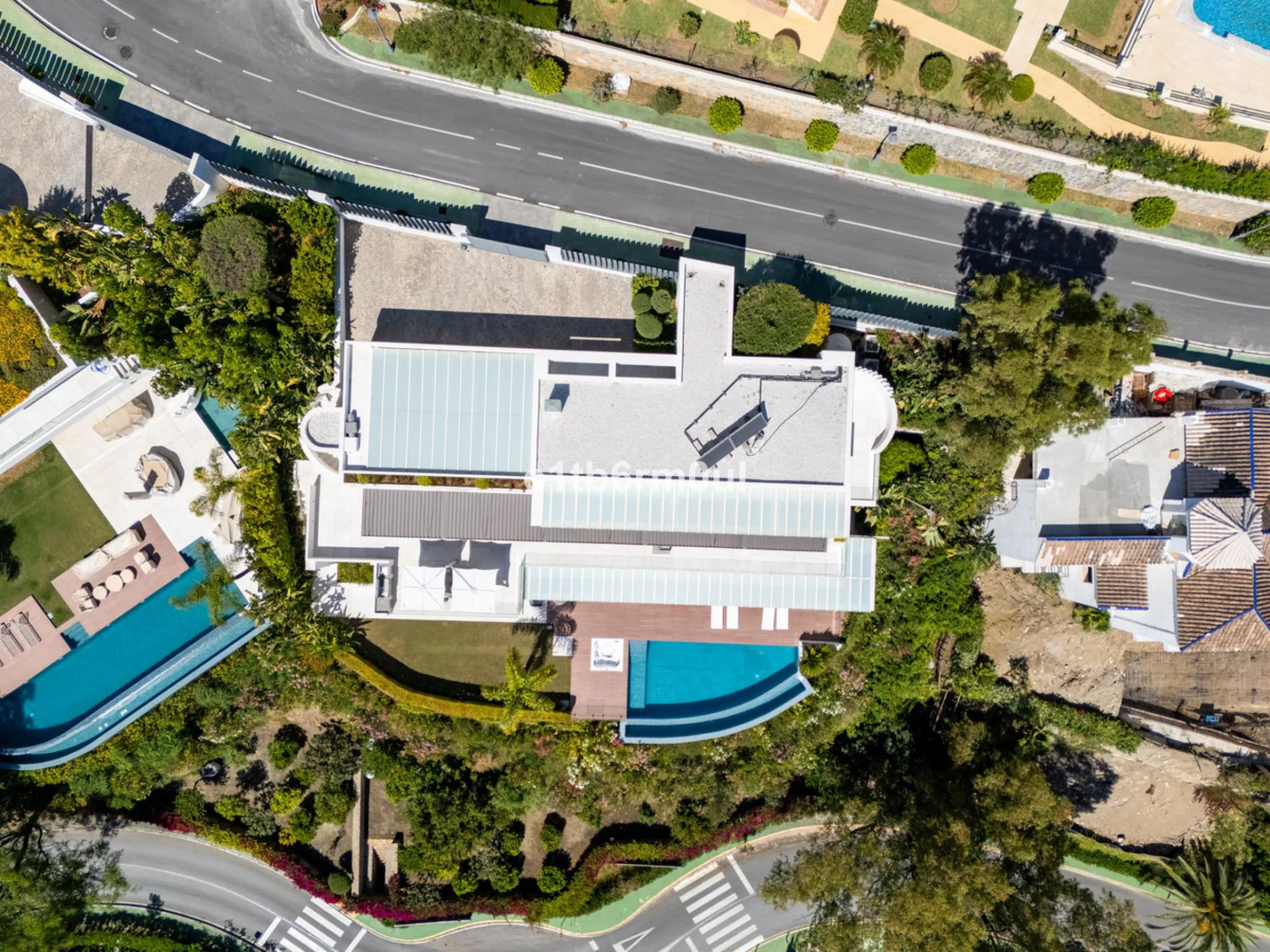 Exquisite Contemporary Five-Bedroom Villa with Panoramic Platform Setting in the heart of La Quinta, Benahavís. Surrounded by top-tier golf courses and just minutes from Puerto Banús, Marbella, and pristine beaches, this home delivers the ultimate Costa d