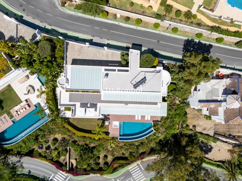 Exquisite Contemporary Five-Bedroom Villa with Panoramic Platform Setting in the heart of La Quinta, Benahavís. Surrounded by top-tier golf courses and just minutes from Puerto Banús, Marbella, and pristine beaches, this home delivers the ultimate Costa d