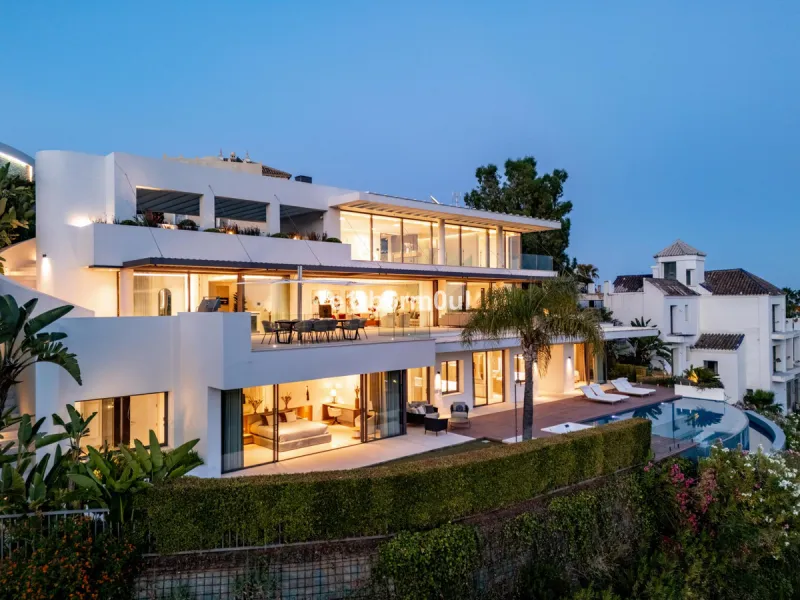 Exquisite Contemporary Five-Bedroom Villa with Panoramic Platform Setting in the heart of La Quinta, Benahavís. Surrounded by top-tier golf courses and just minutes from Puerto Banús, Marbella, and pristine beaches, this home delivers the ultimate Costa d