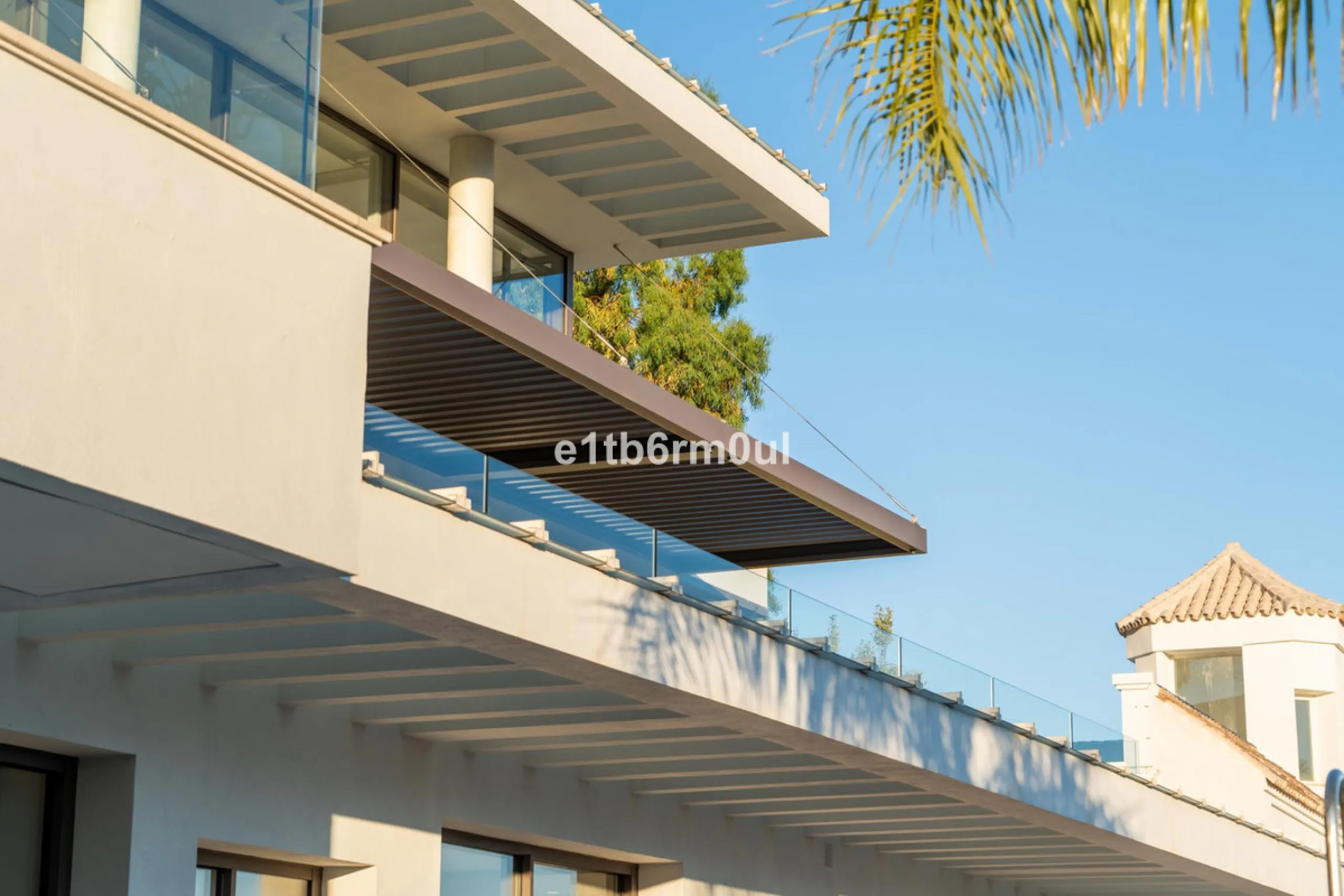Exquisite Contemporary Five-Bedroom Villa with Panoramic Platform Setting in the heart of La Quinta, Benahavís. Surrounded by top-tier golf courses and just minutes from Puerto Banús, Marbella, and pristine beaches, this home delivers the ultimate Costa d