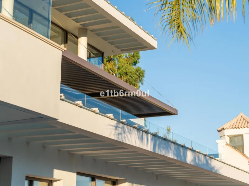 Exquisite Contemporary Five-Bedroom Villa with Panoramic Platform Setting in the heart of La Quinta, Benahavís. Surrounded by top-tier golf courses and just minutes from Puerto Banús, Marbella, and pristine beaches, this home delivers the ultimate Costa d