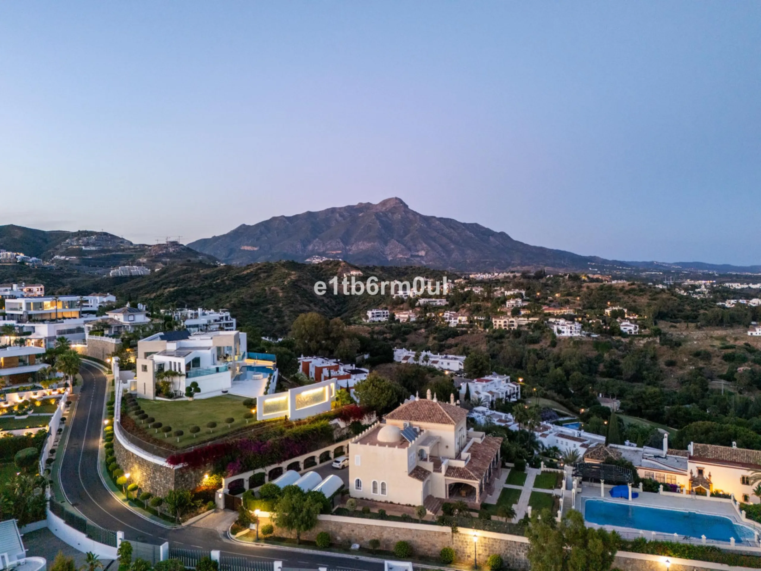 Exquisite Contemporary Five-Bedroom Villa with Panoramic Platform Setting in the heart of La Quinta, Benahavís. Surrounded by top-tier golf courses and just minutes from Puerto Banús, Marbella, and pristine beaches, this home delivers the ultimate Costa d
