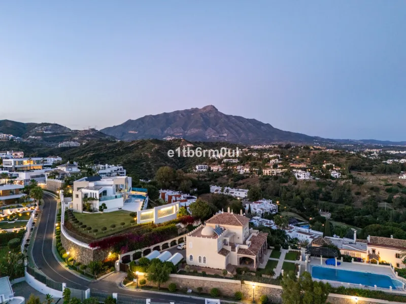Exquisite Contemporary Five-Bedroom Villa with Panoramic Platform Setting in the heart of La Quinta, Benahavís. Surrounded by top-tier golf courses and just minutes from Puerto Banús, Marbella, and pristine beaches, this home delivers the ultimate Costa d