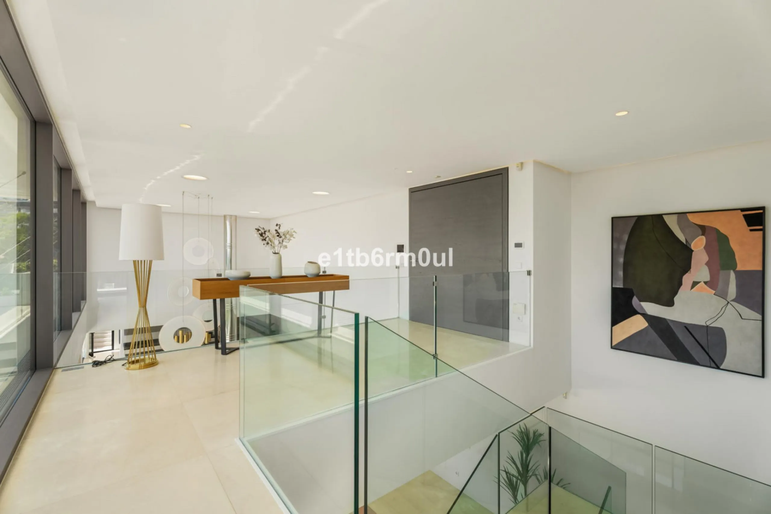 Exquisite Contemporary Five-Bedroom Villa with Panoramic Platform Setting in the heart of La Quinta, Benahavís. Surrounded by top-tier golf courses and just minutes from Puerto Banús, Marbella, and pristine beaches, this home delivers the ultimate Costa d