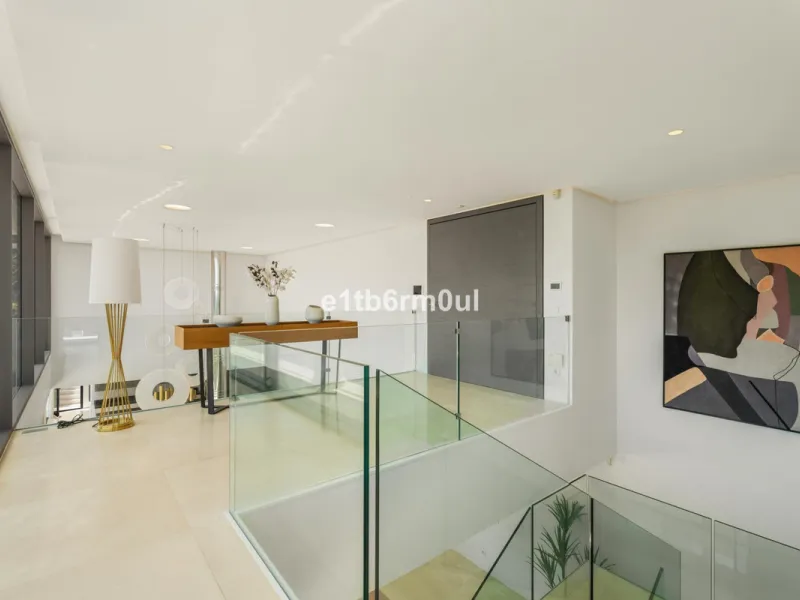 Exquisite Contemporary Five-Bedroom Villa with Panoramic Platform Setting in the heart of La Quinta, Benahavís. Surrounded by top-tier golf courses and just minutes from Puerto Banús, Marbella, and pristine beaches, this home delivers the ultimate Costa d