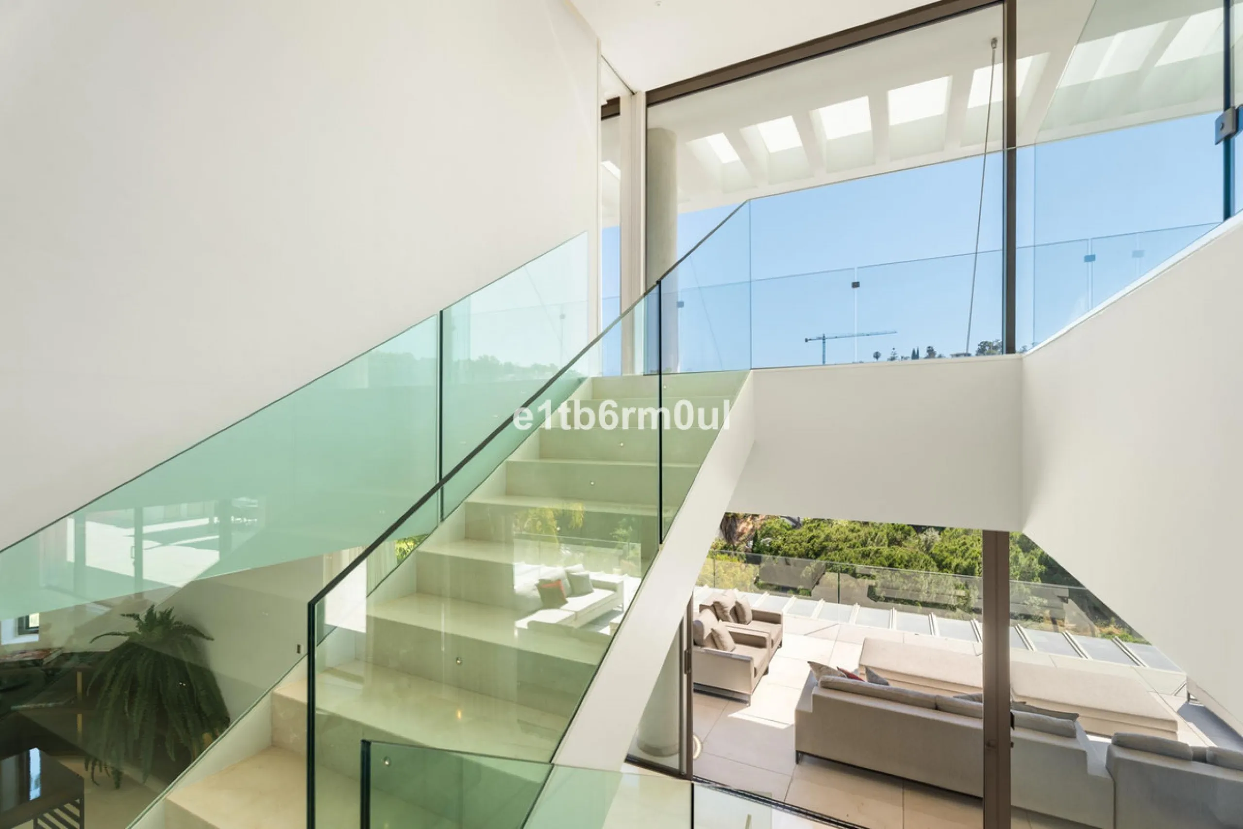 Exquisite Contemporary Five-Bedroom Villa with Panoramic Platform Setting in the heart of La Quinta, Benahavís. Surrounded by top-tier golf courses and just minutes from Puerto Banús, Marbella, and pristine beaches, this home delivers the ultimate Costa d