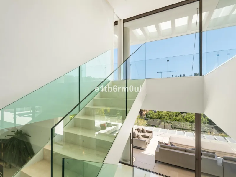 Exquisite Contemporary Five-Bedroom Villa with Panoramic Platform Setting in the heart of La Quinta, Benahavís. Surrounded by top-tier golf courses and just minutes from Puerto Banús, Marbella, and pristine beaches, this home delivers the ultimate Costa d