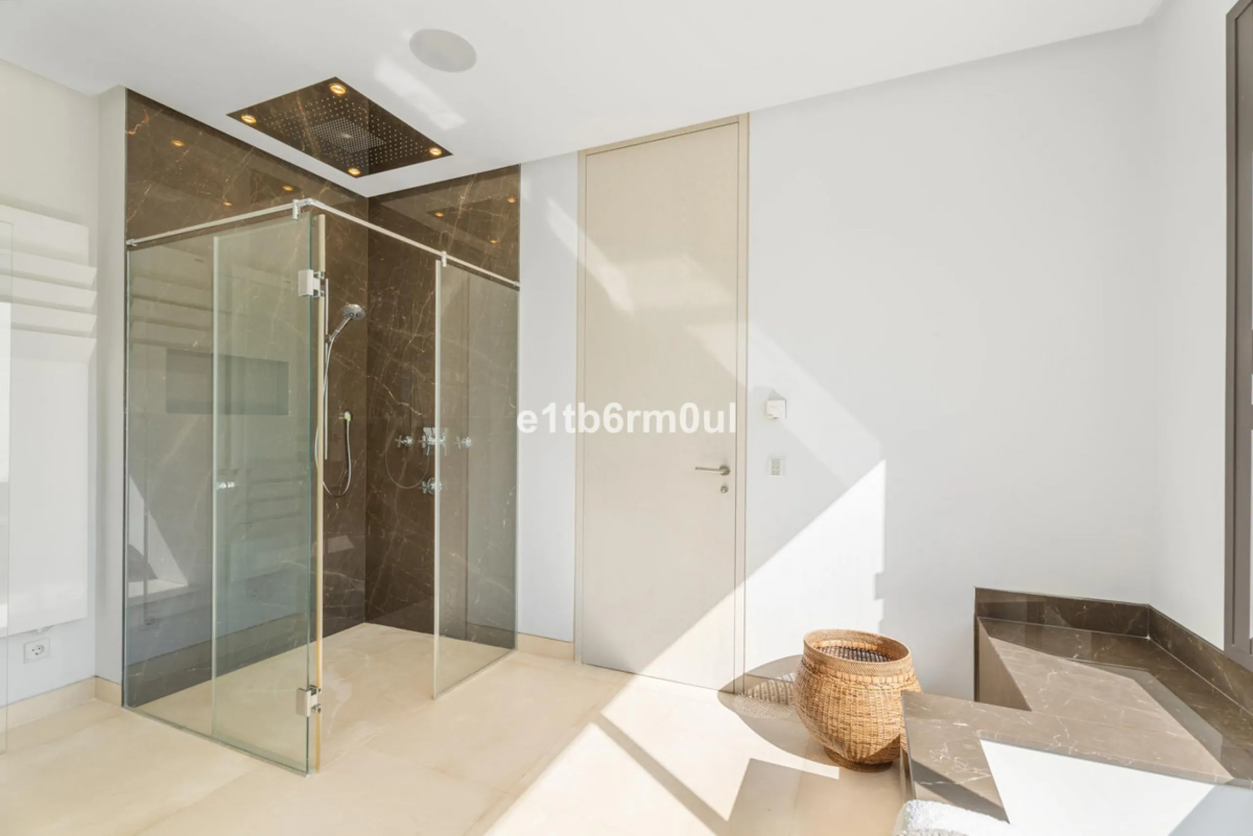 Exquisite Contemporary Five-Bedroom Villa with Panoramic Platform Setting in the heart of La Quinta, Benahavís. Surrounded by top-tier golf courses and just minutes from Puerto Banús, Marbella, and pristine beaches, this home delivers the ultimate Costa d