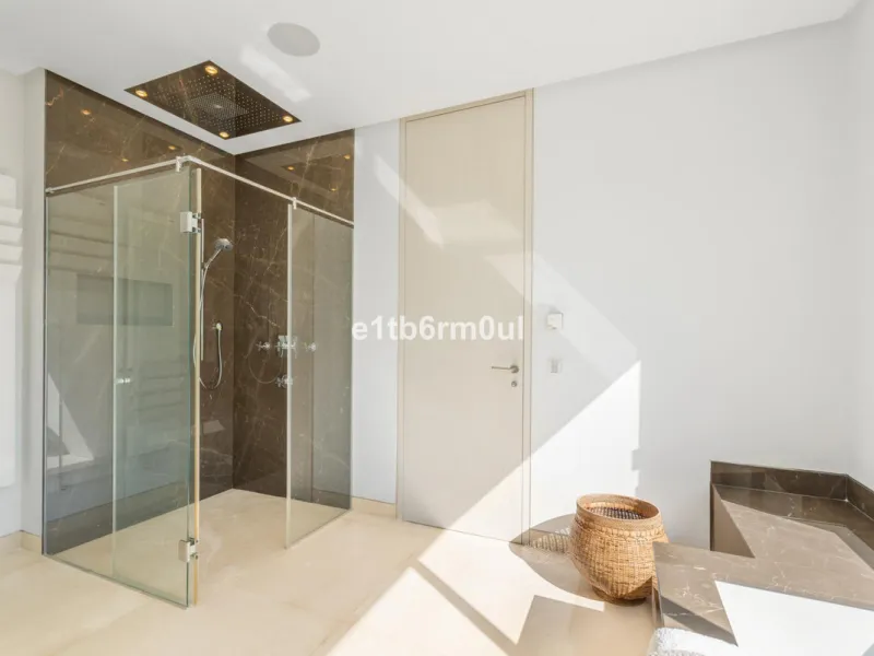 Exquisite Contemporary Five-Bedroom Villa with Panoramic Platform Setting in the heart of La Quinta, Benahavís. Surrounded by top-tier golf courses and just minutes from Puerto Banús, Marbella, and pristine beaches, this home delivers the ultimate Costa d