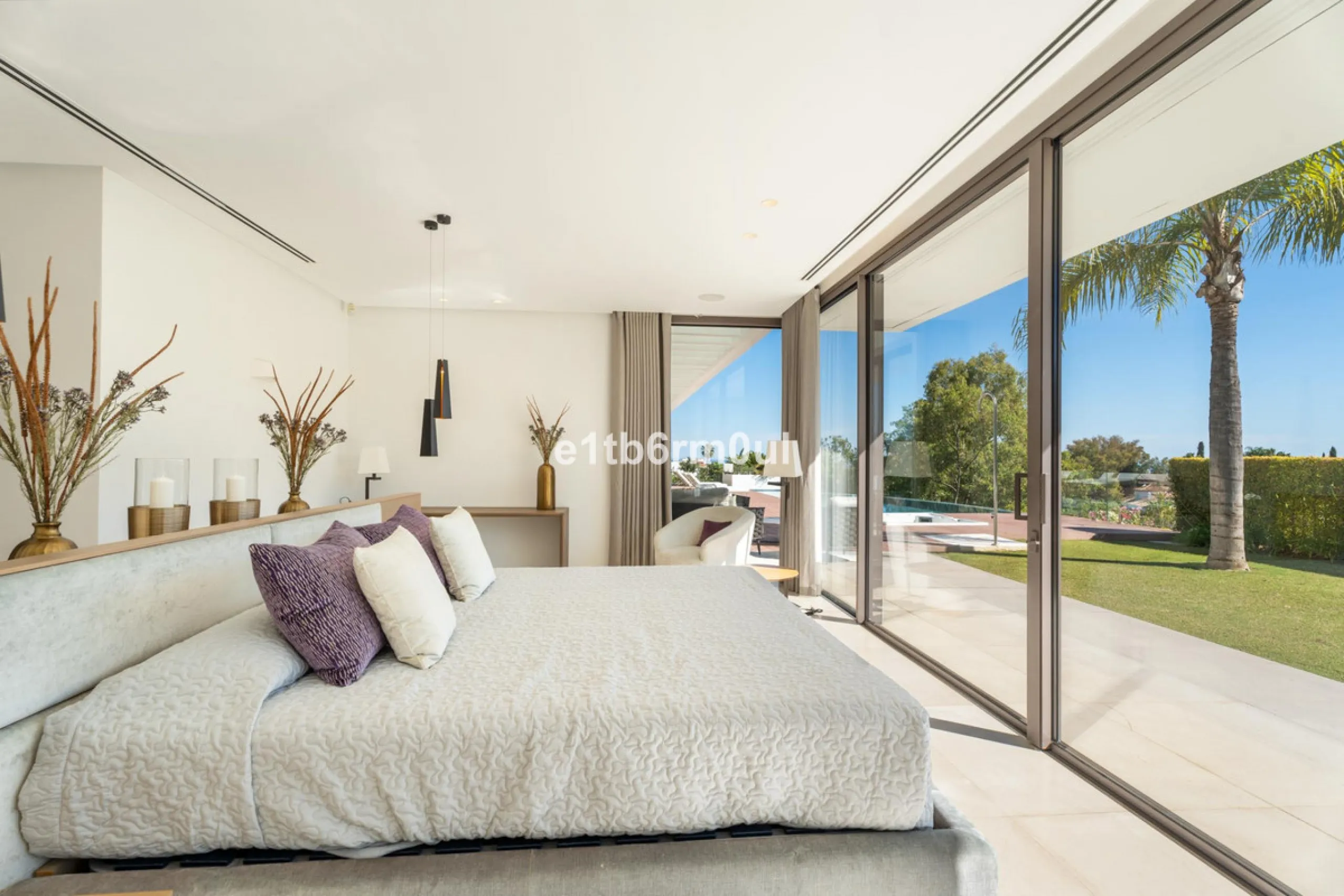 Exquisite Contemporary Five-Bedroom Villa with Panoramic Platform Setting in the heart of La Quinta, Benahavís. Surrounded by top-tier golf courses and just minutes from Puerto Banús, Marbella, and pristine beaches, this home delivers the ultimate Costa d
