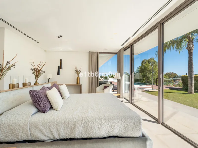 Exquisite Contemporary Five-Bedroom Villa with Panoramic Platform Setting in the heart of La Quinta, Benahavís. Surrounded by top-tier golf courses and just minutes from Puerto Banús, Marbella, and pristine beaches, this home delivers the ultimate Costa d