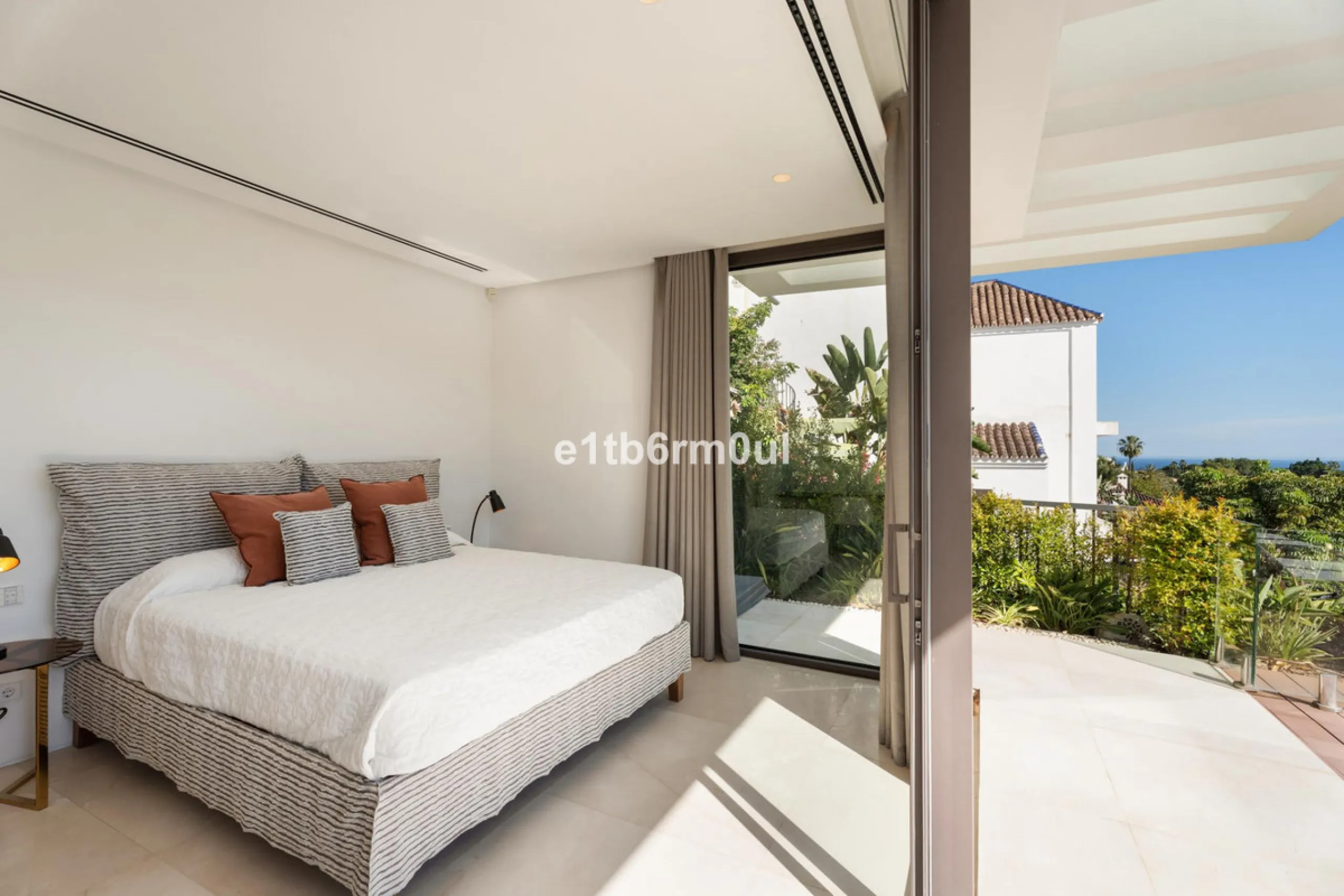 Exquisite Contemporary Five-Bedroom Villa with Panoramic Platform Setting in the heart of La Quinta, Benahavís. Surrounded by top-tier golf courses and just minutes from Puerto Banús, Marbella, and pristine beaches, this home delivers the ultimate Costa d
