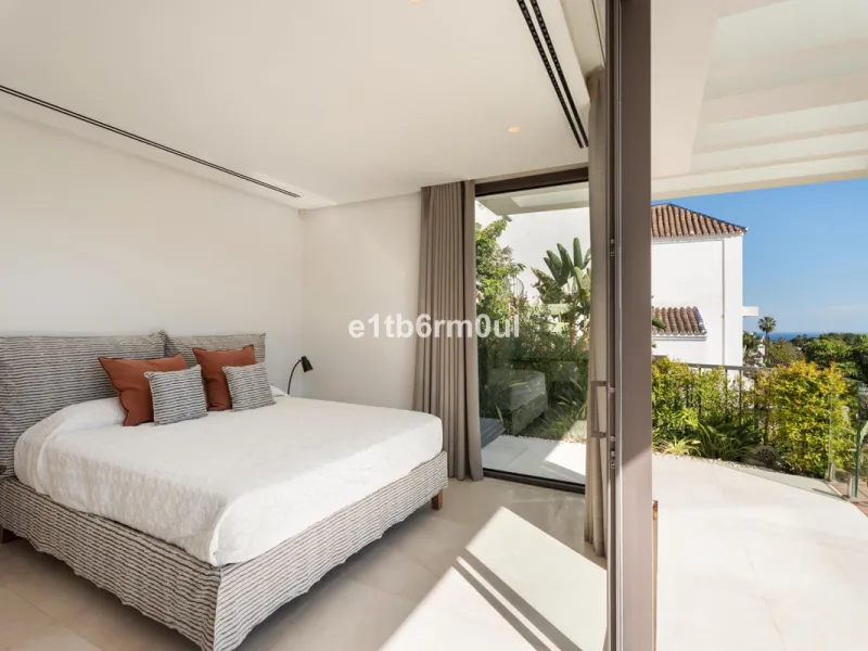 Exquisite Contemporary Five-Bedroom Villa with Panoramic Platform Setting in the heart of La Quinta, Benahavís. Surrounded by top-tier golf courses and just minutes from Puerto Banús, Marbella, and pristine beaches, this home delivers the ultimate Costa d