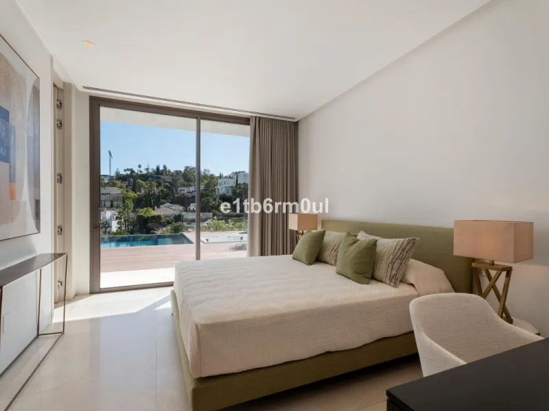 Exquisite Contemporary Five-Bedroom Villa with Panoramic Platform Setting in the heart of La Quinta, Benahavís. Surrounded by top-tier golf courses and just minutes from Puerto Banús, Marbella, and pristine beaches, this home delivers the ultimate Costa d
