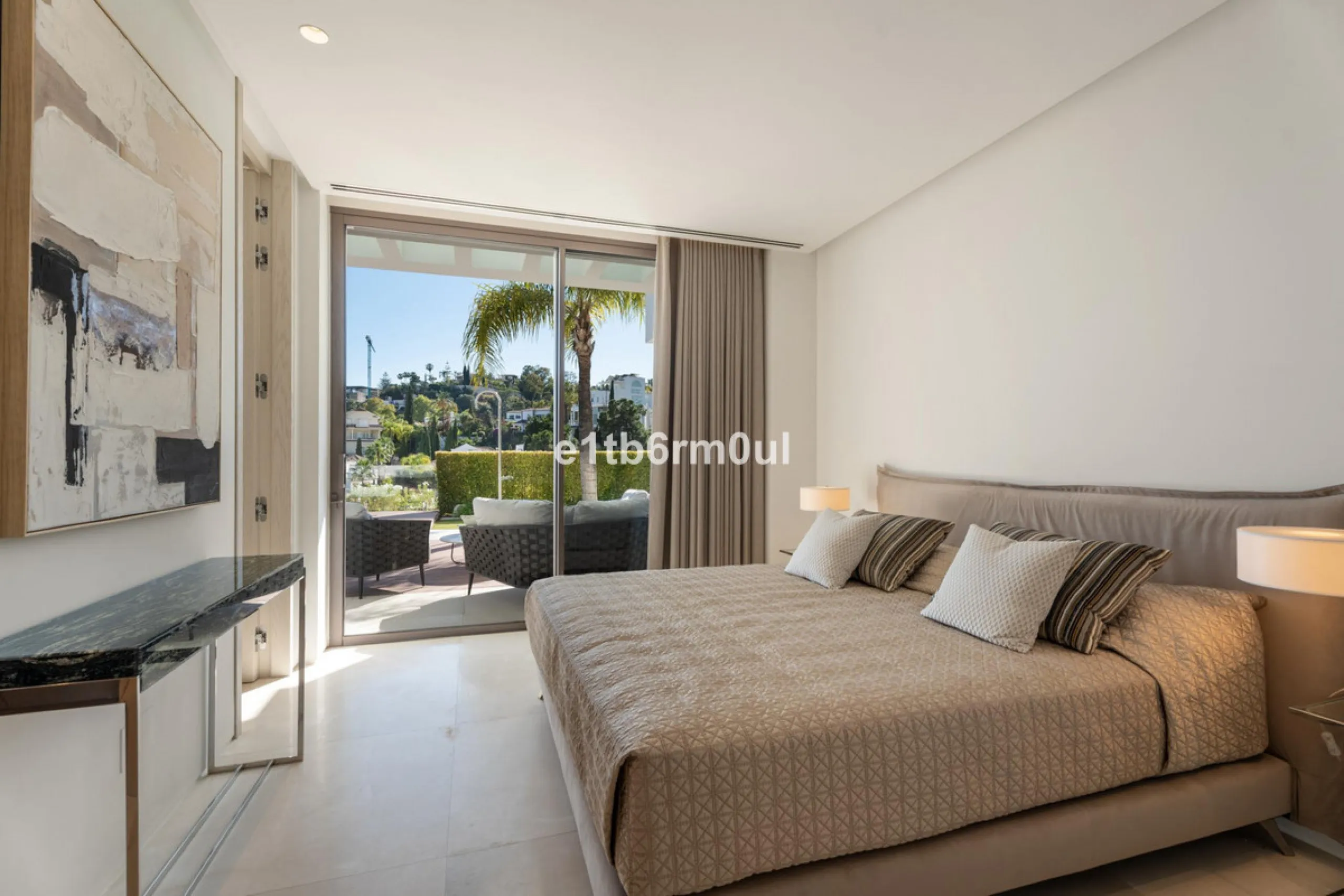 Exquisite Contemporary Five-Bedroom Villa with Panoramic Platform Setting in the heart of La Quinta, Benahavís. Surrounded by top-tier golf courses and just minutes from Puerto Banús, Marbella, and pristine beaches, this home delivers the ultimate Costa d