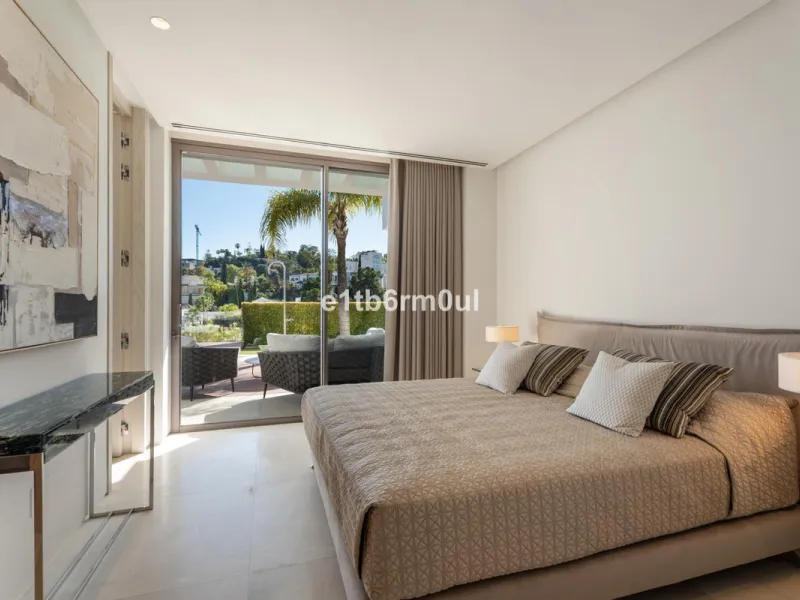 Exquisite Contemporary Five-Bedroom Villa with Panoramic Platform Setting in the heart of La Quinta, Benahavís. Surrounded by top-tier golf courses and just minutes from Puerto Banús, Marbella, and pristine beaches, this home delivers the ultimate Costa d