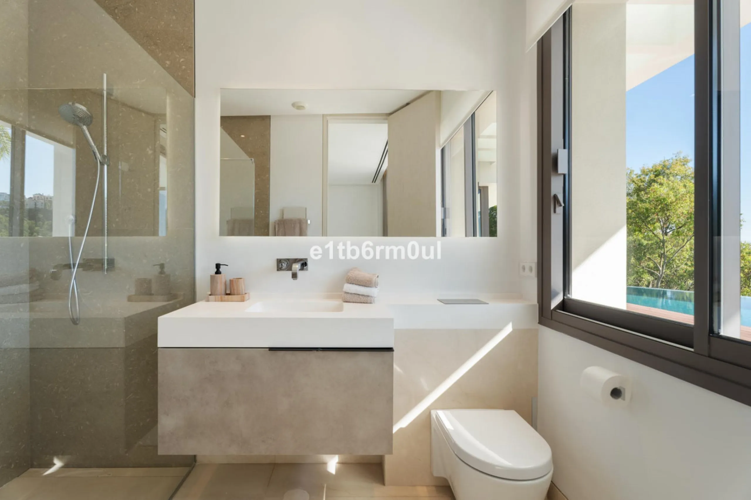 Exquisite Contemporary Five-Bedroom Villa with Panoramic Platform Setting in the heart of La Quinta, Benahavís. Surrounded by top-tier golf courses and just minutes from Puerto Banús, Marbella, and pristine beaches, this home delivers the ultimate Costa d