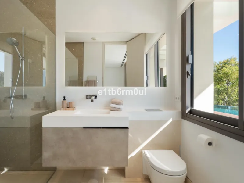 Exquisite Contemporary Five-Bedroom Villa with Panoramic Platform Setting in the heart of La Quinta, Benahavís. Surrounded by top-tier golf courses and just minutes from Puerto Banús, Marbella, and pristine beaches, this home delivers the ultimate Costa d