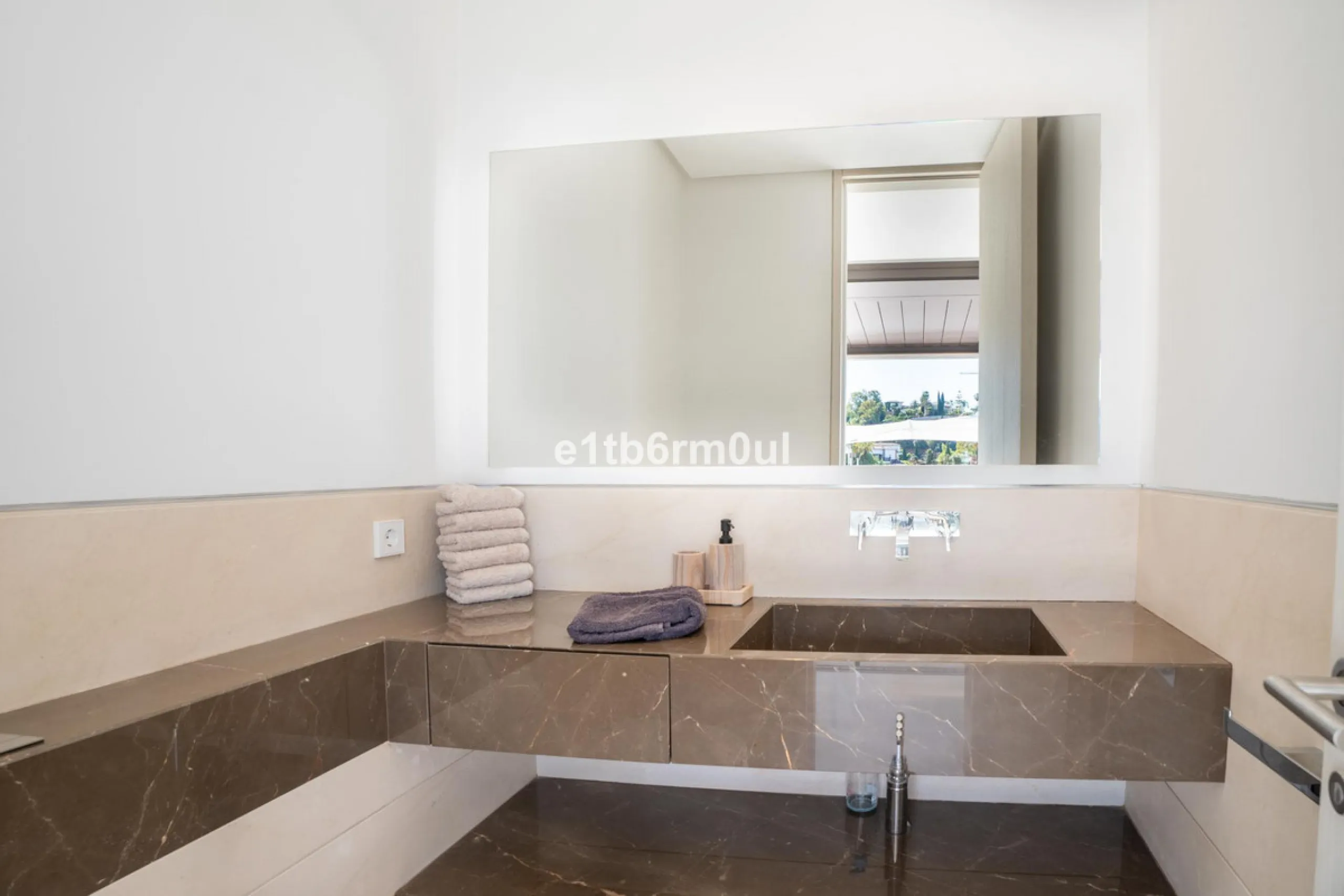 Exquisite Contemporary Five-Bedroom Villa with Panoramic Platform Setting in the heart of La Quinta, Benahavís. Surrounded by top-tier golf courses and just minutes from Puerto Banús, Marbella, and pristine beaches, this home delivers the ultimate Costa d