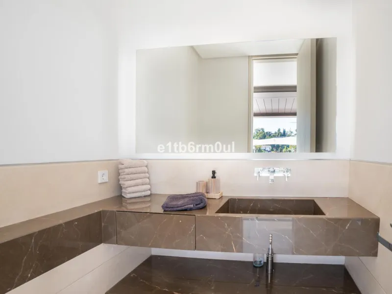 Exquisite Contemporary Five-Bedroom Villa with Panoramic Platform Setting in the heart of La Quinta, Benahavís. Surrounded by top-tier golf courses and just minutes from Puerto Banús, Marbella, and pristine beaches, this home delivers the ultimate Costa d