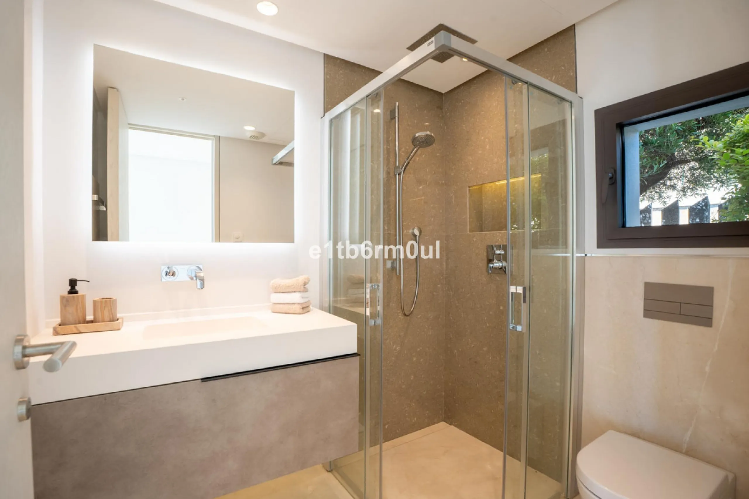 Exquisite Contemporary Five-Bedroom Villa with Panoramic Platform Setting in the heart of La Quinta, Benahavís. Surrounded by top-tier golf courses and just minutes from Puerto Banús, Marbella, and pristine beaches, this home delivers the ultimate Costa d
