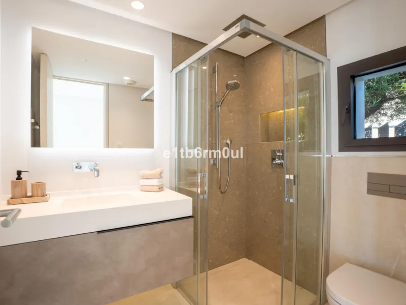 Exquisite Contemporary Five-Bedroom Villa with Panoramic Platform Setting in the heart of La Quinta, Benahavís. Surrounded by top-tier golf courses and just minutes from Puerto Banús, Marbella, and pristine beaches, this home delivers the ultimate Costa d