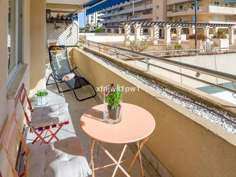 Fantastic two-bedroom apartment for sale in the highly sought-after Marina Banús residential complex, located in the heart of Puerto Banús, Marbella. This modern and spacious property offers the perfect combination of lifestyle, comfort, and investment va