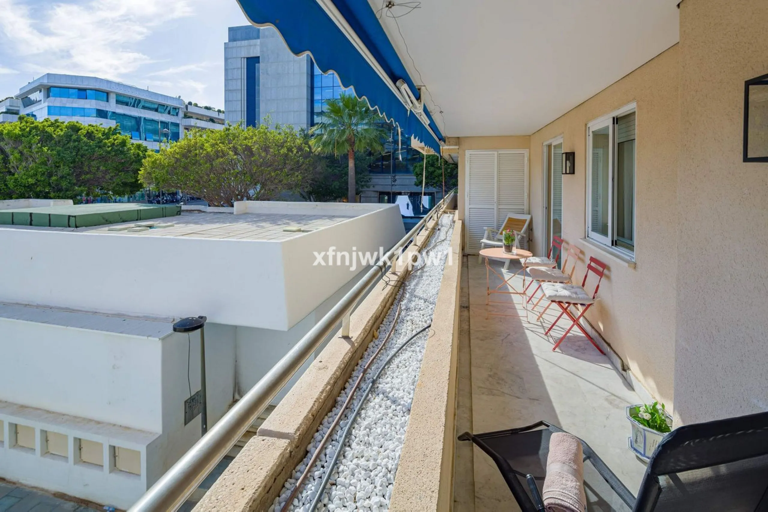 Fantastic two-bedroom apartment for sale in the highly sought-after Marina Banús residential complex, located in the heart of Puerto Banús, Marbella. This modern and spacious property offers the perfect combination of lifestyle, comfort, and investment va