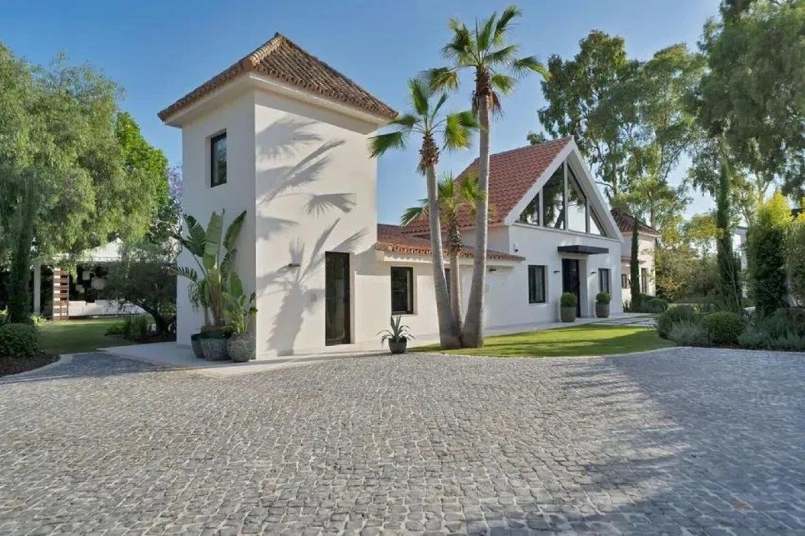 House - Detached Villa в продаже в Marbella, Málaga. В доме 5 спален и 5 ванных комнат. Площадь дома 300 м². Площадь участка 1500 м²