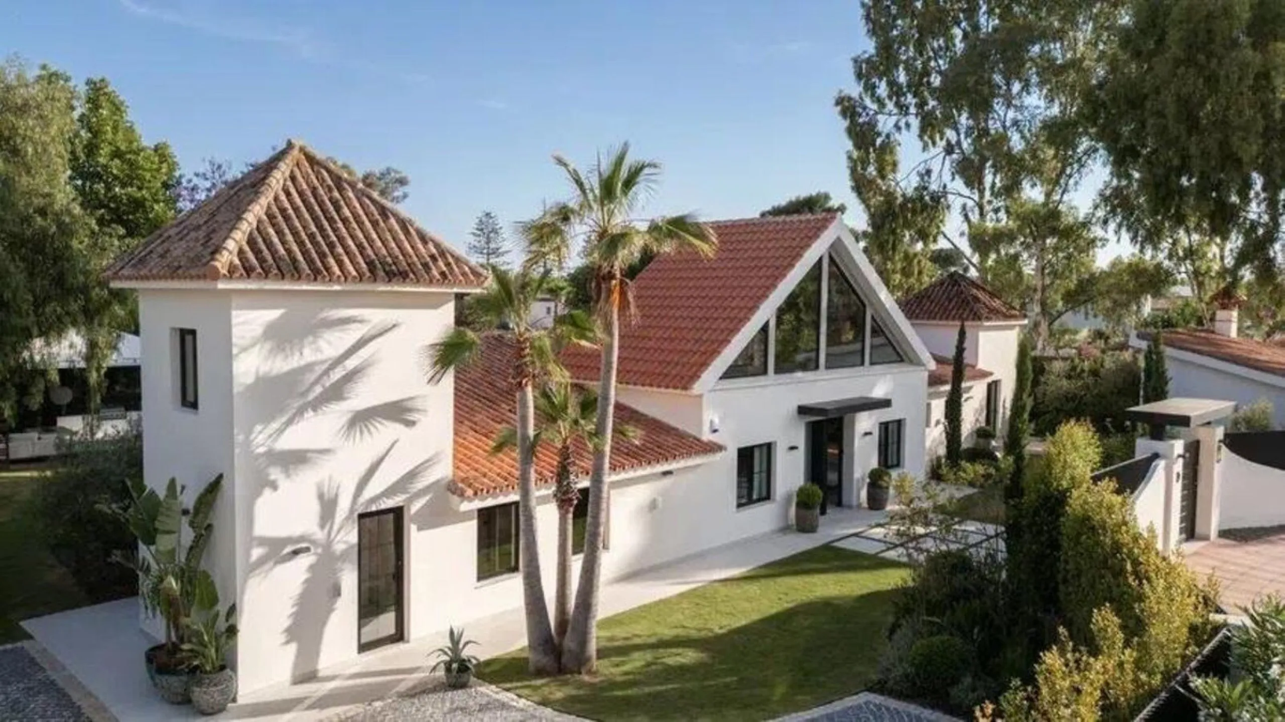 House - Detached Villa в продаже в Marbella, Málaga. В доме 5 спален и 5 ванных комнат. Площадь дома 300 м². Площадь участка 1500 м²