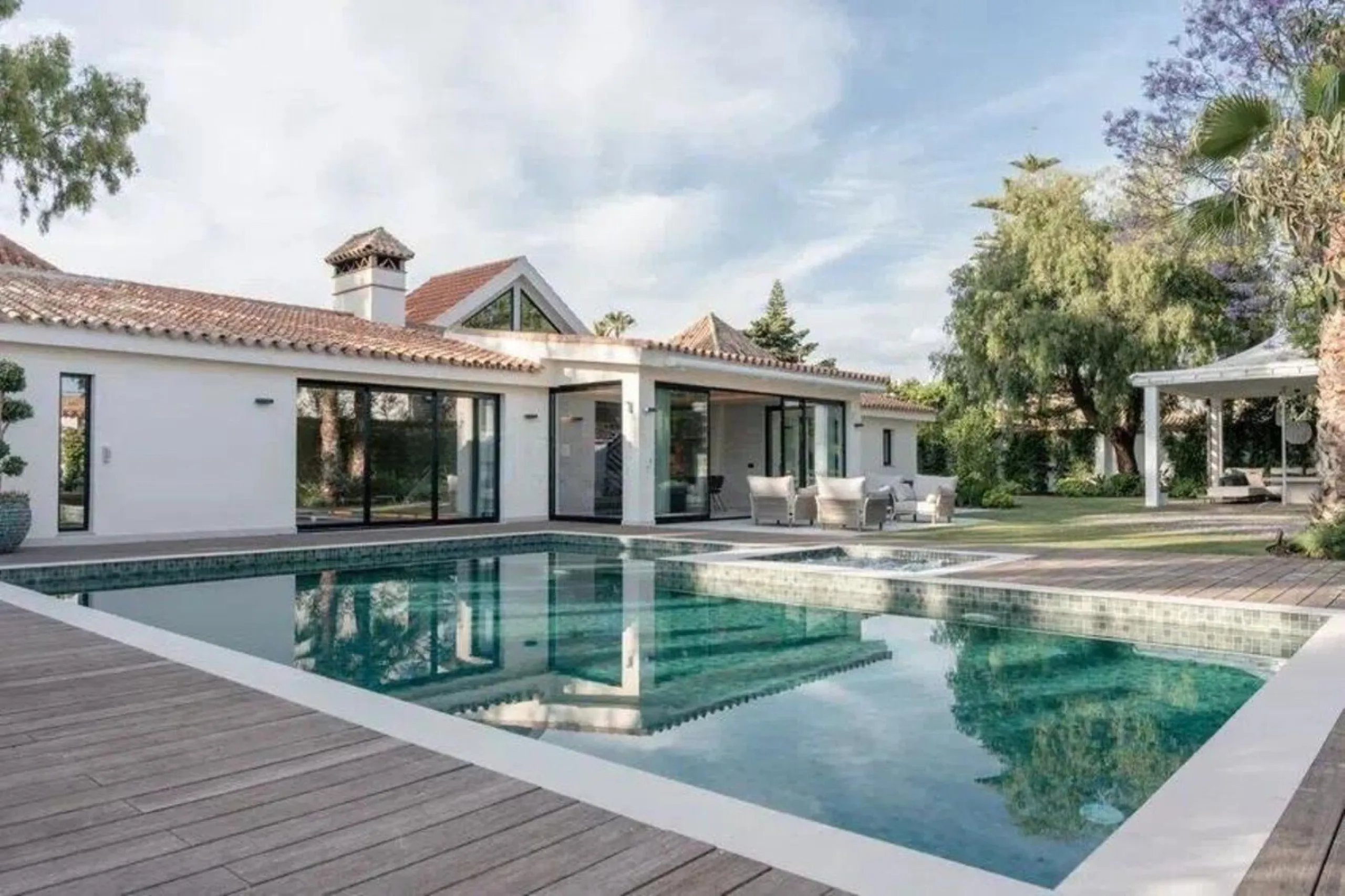 House - Detached Villa в продаже в Marbella, Málaga. В доме 5 спален и 5 ванных комнат. Площадь дома 300 м². Площадь участка 1500 м²