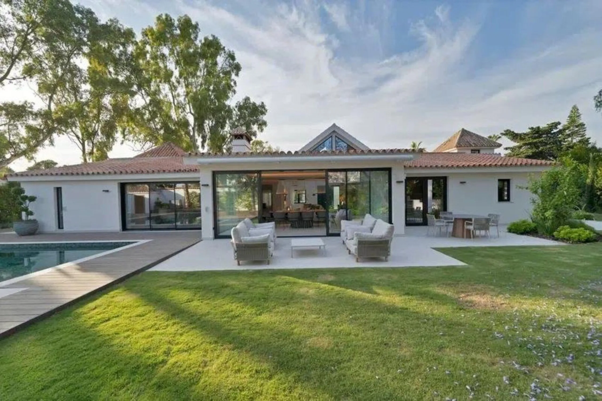 House - Detached Villa в продаже в Marbella, Málaga. В доме 5 спален и 5 ванных комнат. Площадь дома 300 м². Площадь участка 1500 м²