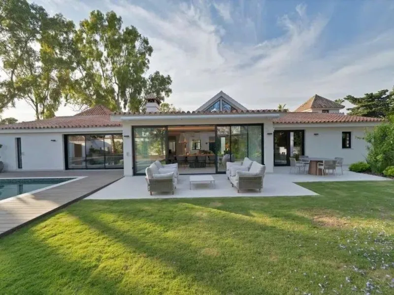 House - Detached Villa в продаже в Marbella, Málaga. В доме 5 спален и 5 ванных комнат. Площадь дома 300 м². Площадь участка 1500 м²