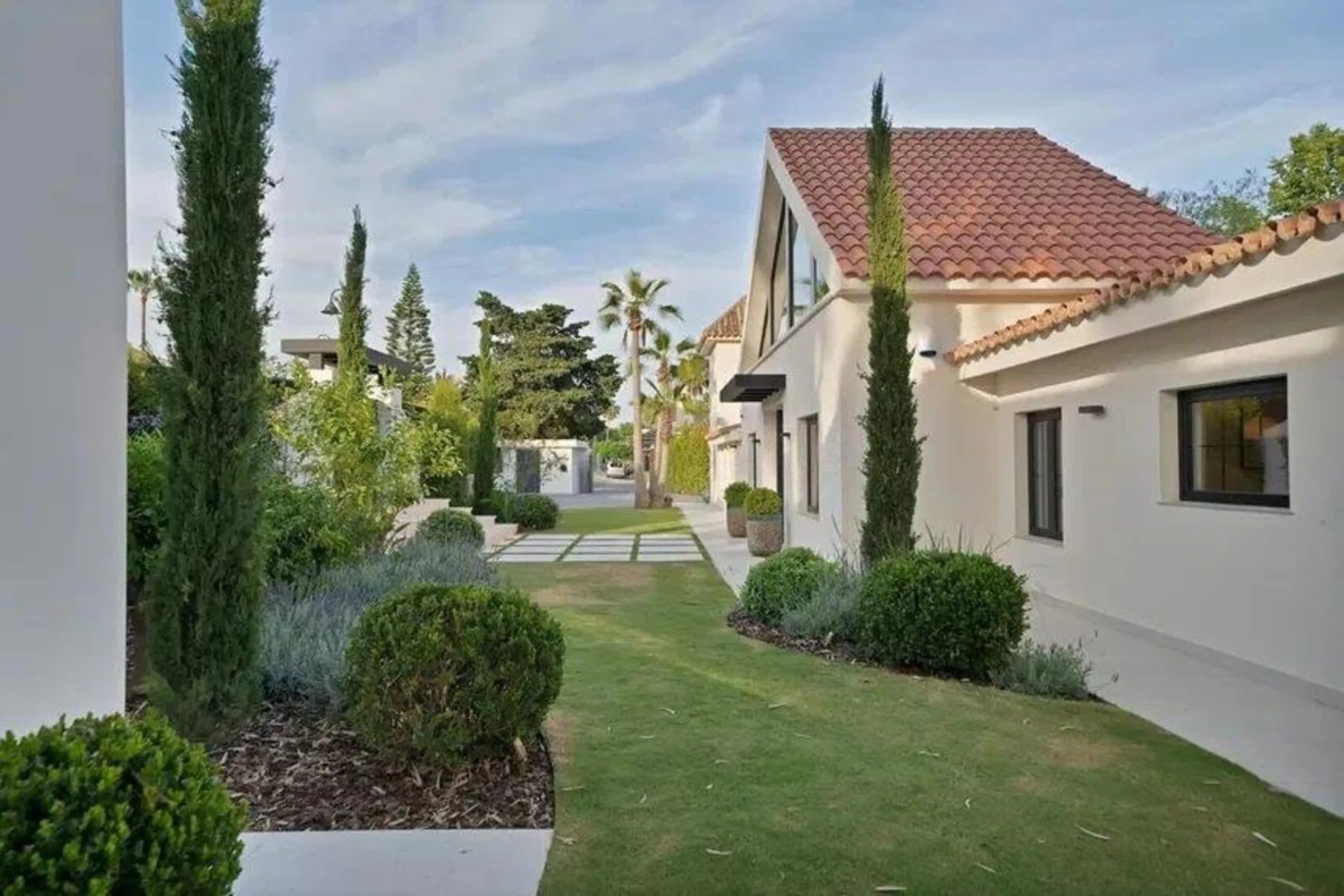 House - Detached Villa в продаже в Marbella, Málaga. В доме 5 спален и 5 ванных комнат. Площадь дома 300 м². Площадь участка 1500 м²