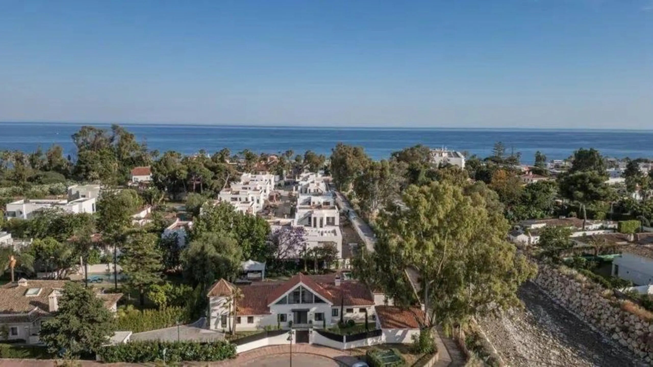 House - Detached Villa в продаже в Marbella, Málaga. В доме 5 спален и 5 ванных комнат. Площадь дома 300 м². Площадь участка 1500 м²
