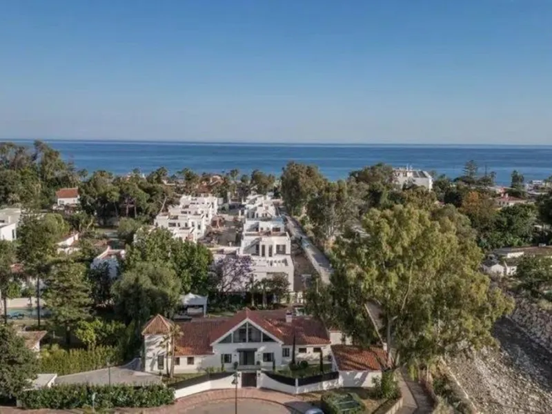 House - Detached Villa в продаже в Marbella, Málaga. В доме 5 спален и 5 ванных комнат. Площадь дома 300 м². Площадь участка 1500 м²